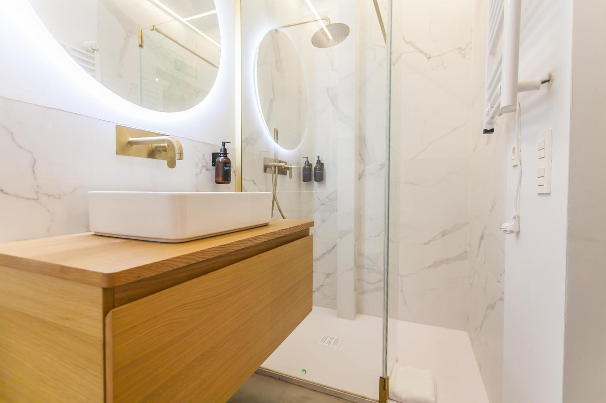 Guernica Luxury Duplex - Location, Light, And Art Apartment Madrid Bagian luar foto